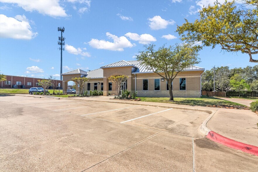 More Photos Of 3308 Longmire Dr, College Station Office For Lease