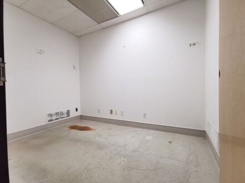 More Photos Of 3871 N Fraser Way, Burnaby Showroom For Lease