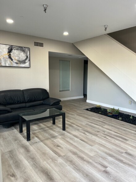 More Photos Of 7631 E Greenway Rd, Scottsdale Warehouse For Lease