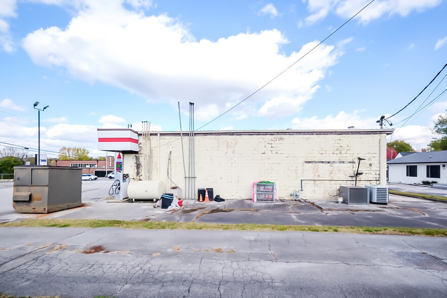 More Photos Of 605 S Washington St, Maryville Convenience Store For Sale