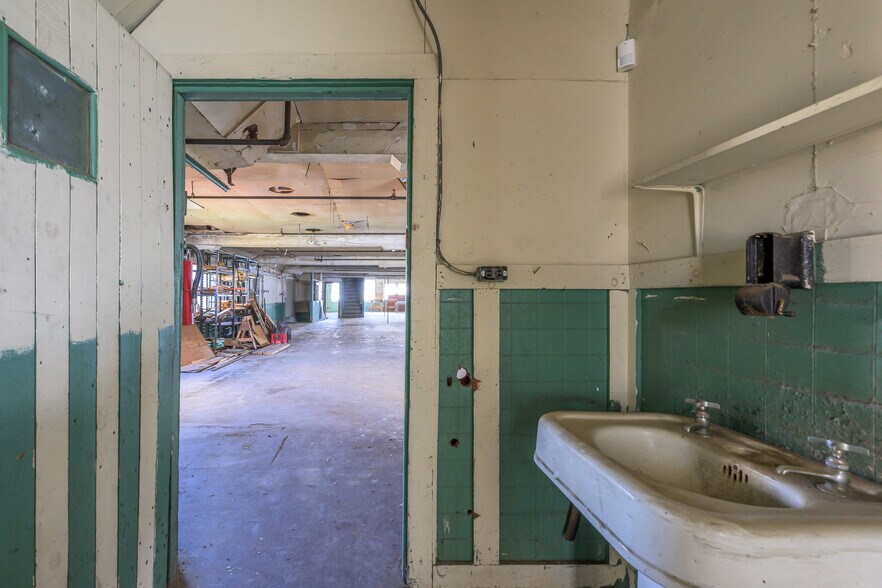 More Photos Of 515 Columbia St, Hudson Warehouse For Sale