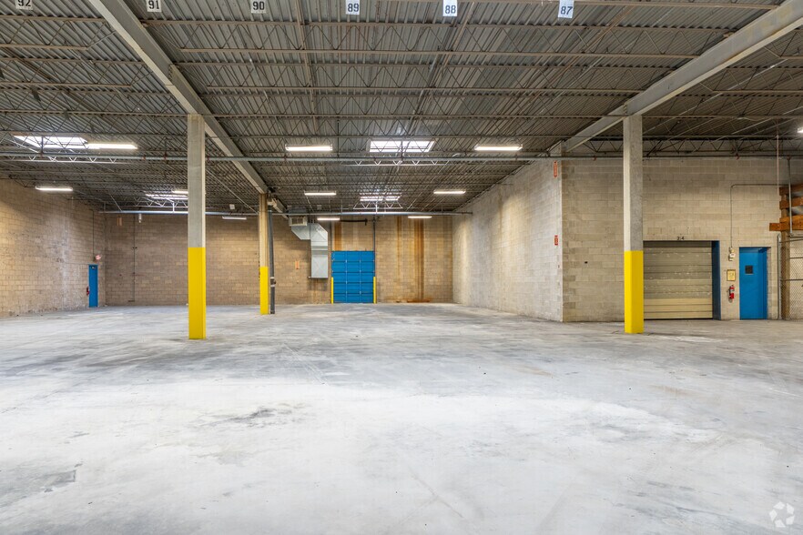 More Photos Of 2646 Metro Blvd, Maryland Heights Distribution For Lease