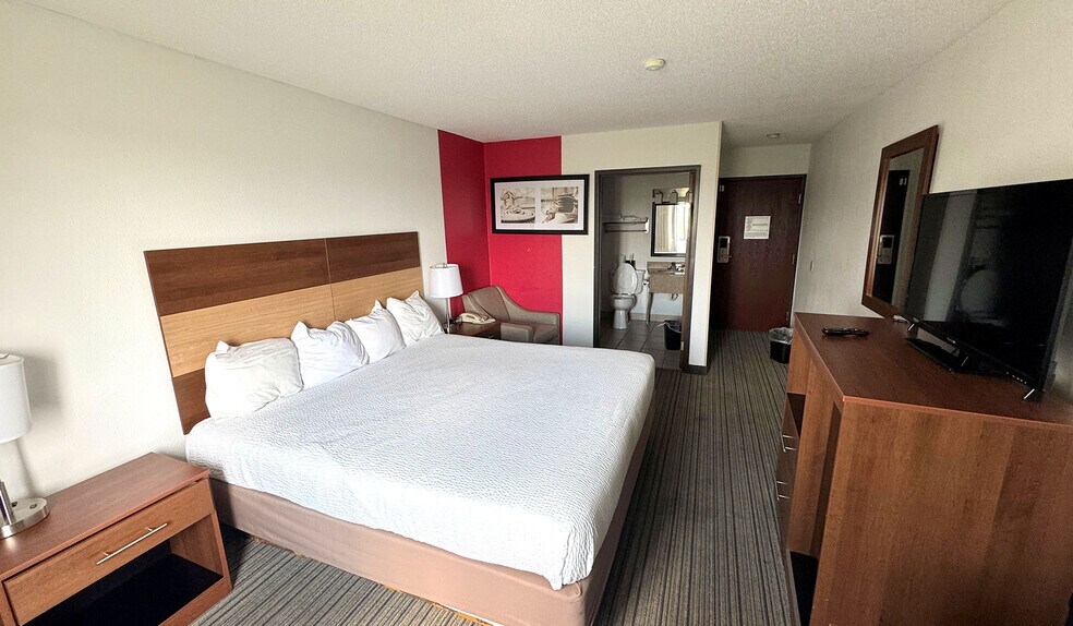 More Photos Of 1606 W Fayette Ave, Effingham Hotel For Sale
