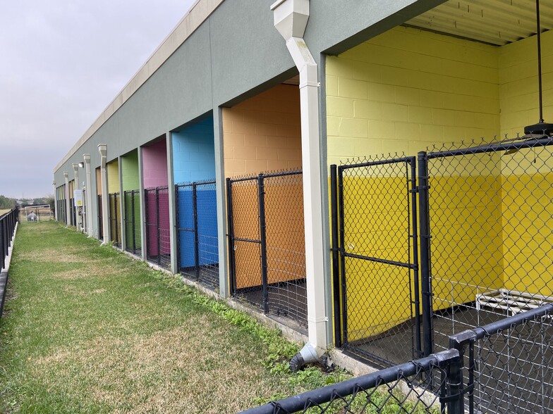 More Photos Of 21725 Clay Rd, Katy Veterinarian Kennel For Sale