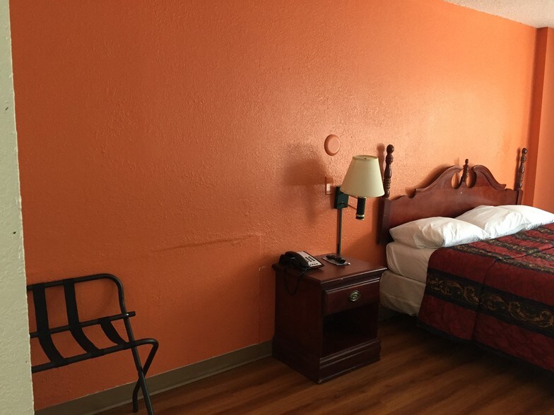 More Photos Of 2001 North Bishop Avenue, Rolla Hotel For Sale