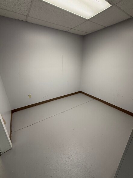 More Photos Of 930 Lafayette Rd, Medina Warehouse For Lease