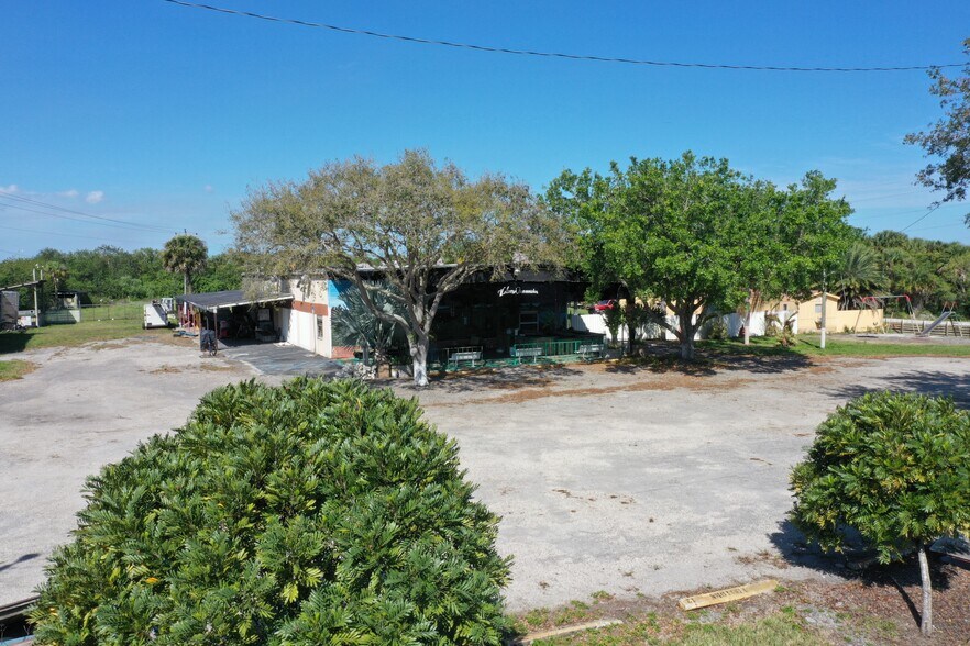More Photos Of 9891-9915 W US HWY 27, Clewiston Flex For Sale
