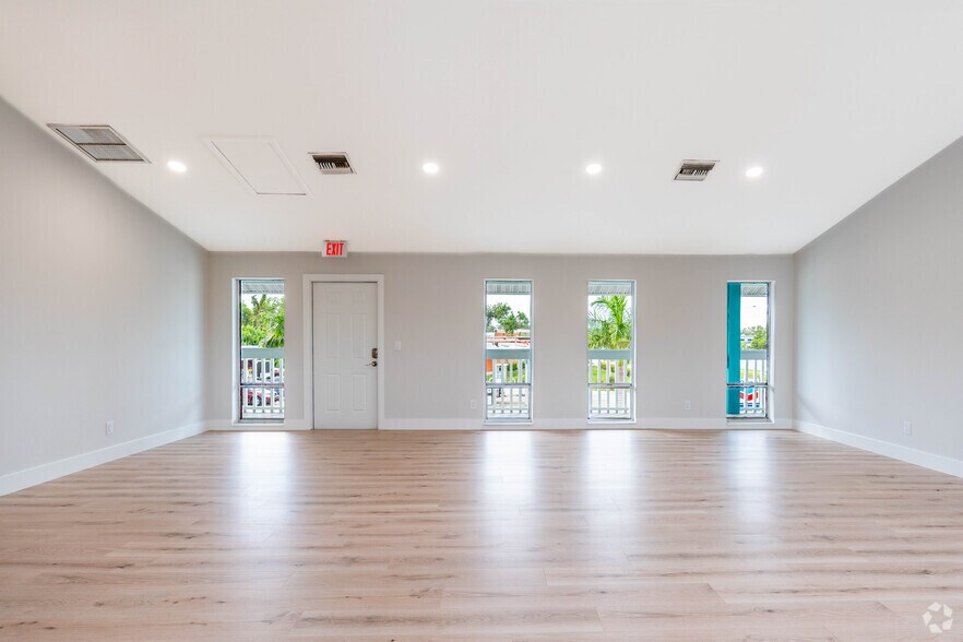 More Photos Of 16387 S Tamiami Trl, Fort Myers Storefront Retail Office For Lease