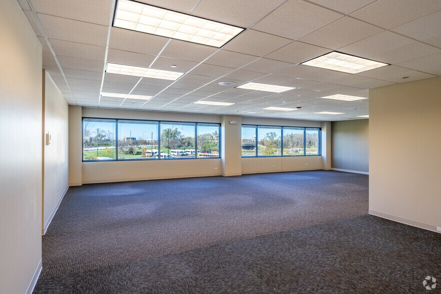 More Photos Of 387 Shuman Blvd, Naperville Medical For Lease