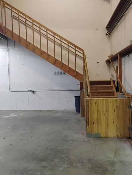 More Photos Of 35 Starr Rd, Danbury Warehouse For Lease