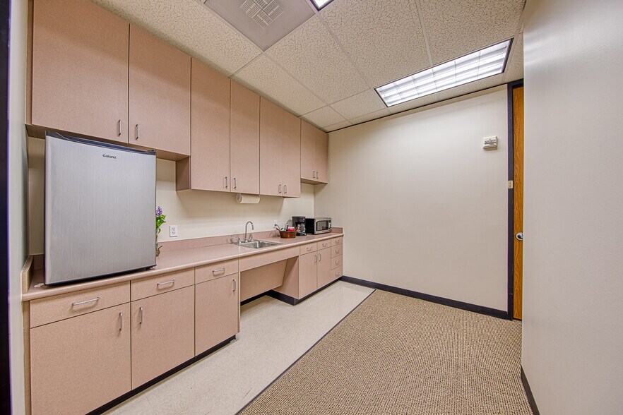 More Photos Of 1300 N Sam Houston Pky E, Houston Office Residential For Lease