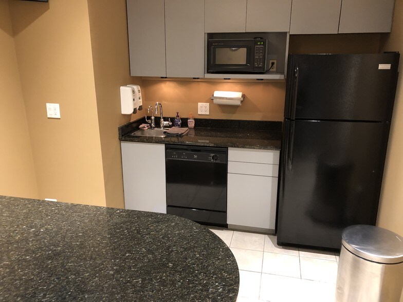 More Photos Of 512 Higgins Rd, Park Ridge Office For Lease