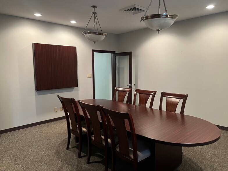 More Photos Of 1620 W Oak St, Zionsville Office For Lease