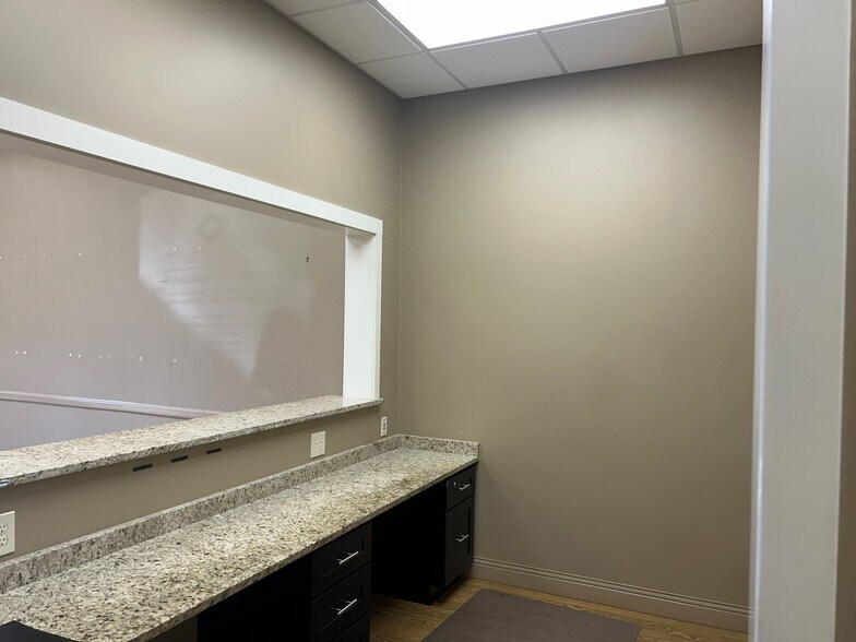 More Photos Of 437 S Illinois Ave, Oak Ridge General Retail For Lease