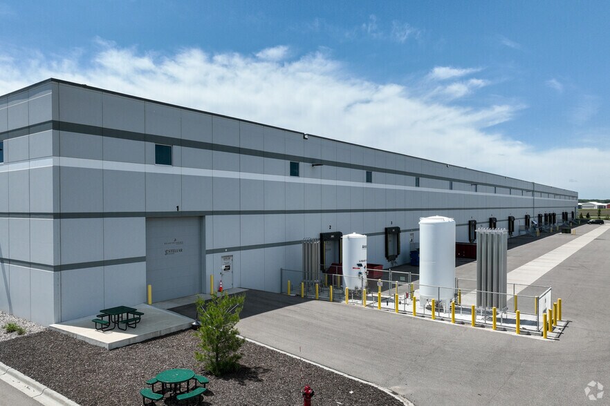 More Photos Of 22160 Cedar Ave, Lakeville Distribution For Lease