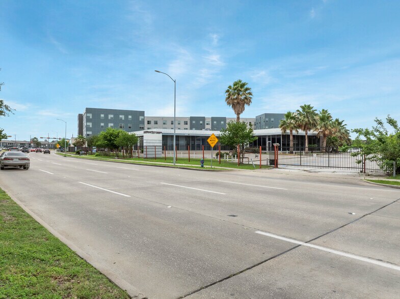 More Photos Of 6430 Hillcroft Ave, Houston Office For Sale