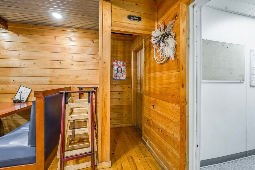 More Photos Of 617 S Washington St, New Paris Bar For Sale