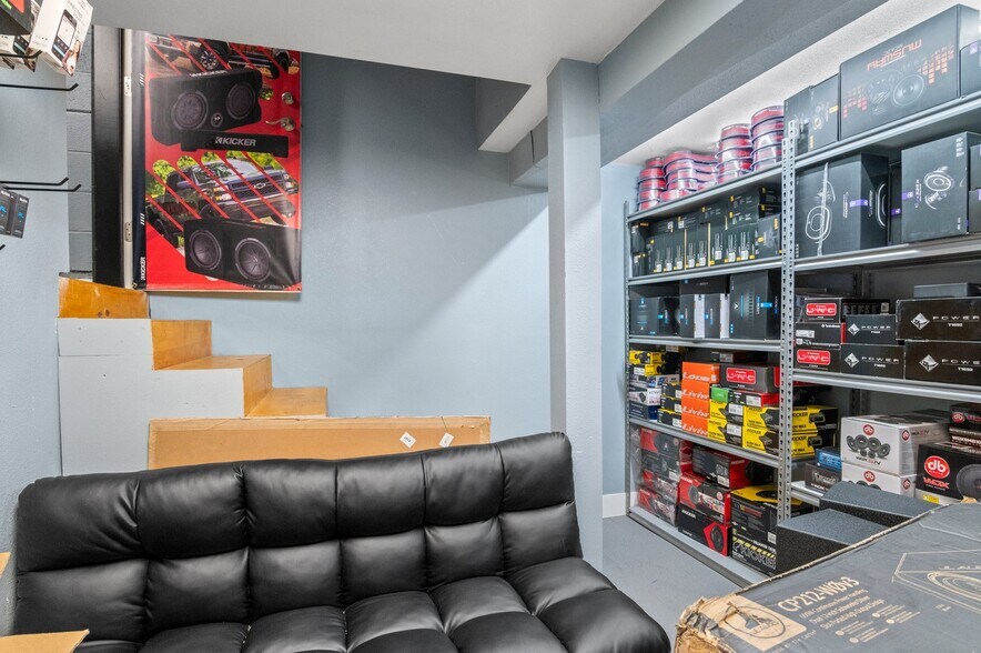 More Photos Of 1535 Chester St, Aurora Auto Repair For Sale