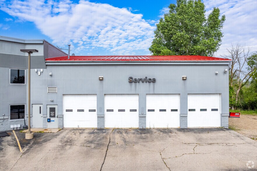 More Photos Of 3210 W Washington St, West Bend Auto Dealership For Lease