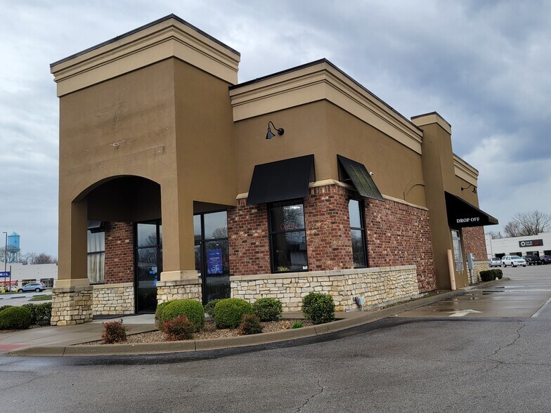 More Photos Of 1495 E 10th St, Jeffersonville Drugstore For Sale