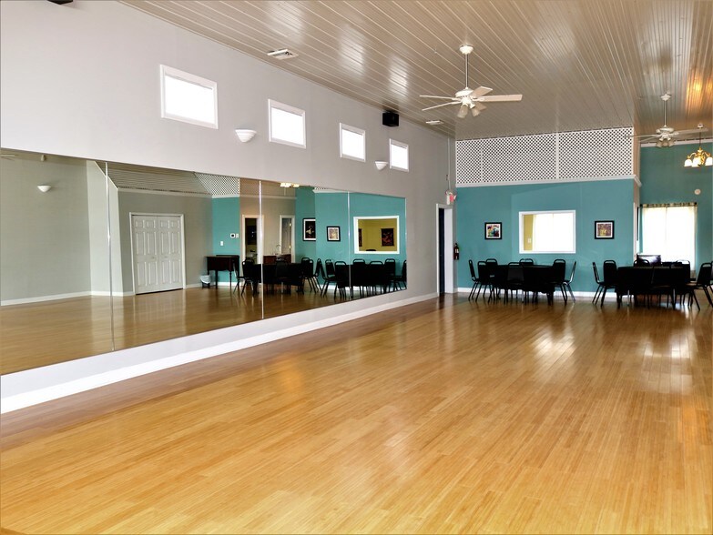 More Photos Of 1523 Parkway Ave, Ewing Showroom For Lease