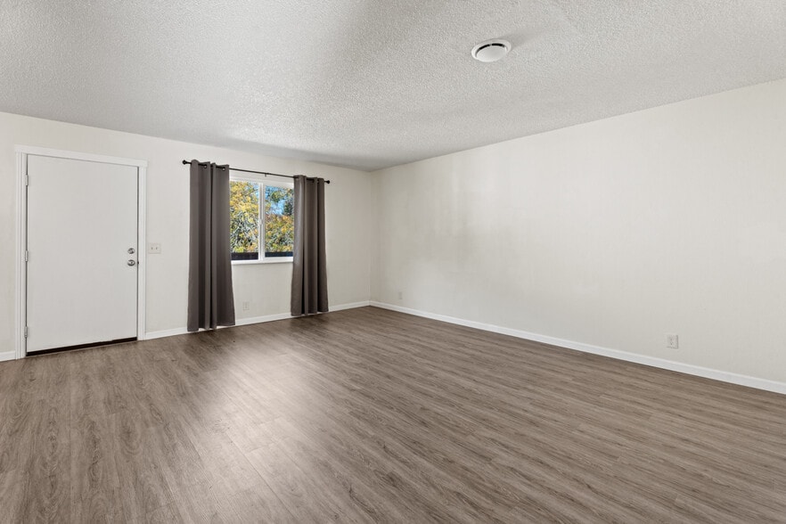 More Photos Of 2020 S Dora St, Ukiah Apartments For Sale
