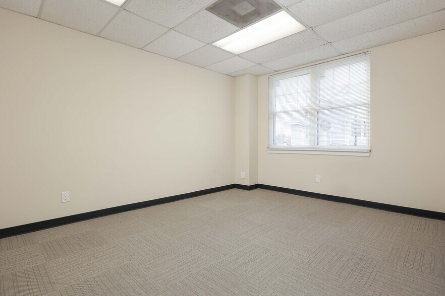 More Photos Of 36 W Main St, Freehold Medical For Lease