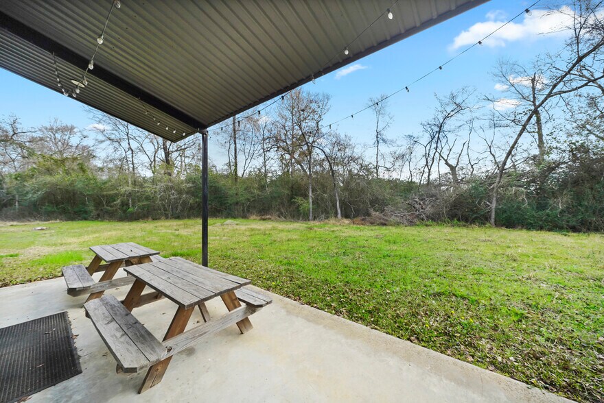 More Photos Of 12726 Moon Rd, Willis Loft Creative Space For Lease