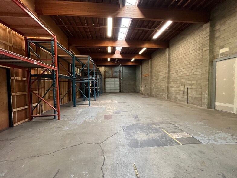 More Photos Of 1465-1469 Barrow St, North Vancouver Industrial For Lease