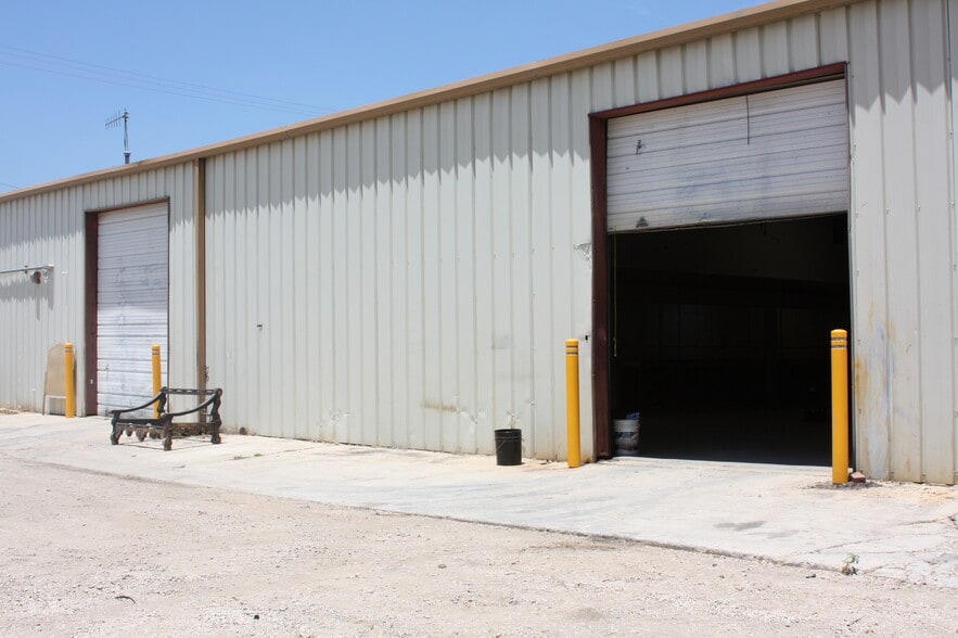 More Photos Of 3514 Copeland Dr, San Antonio Light Manufacturing For Sale