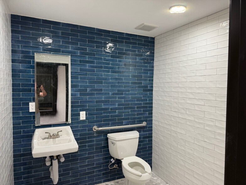 More Photos Of 117 S Houston Ave, Denison Showroom For Lease