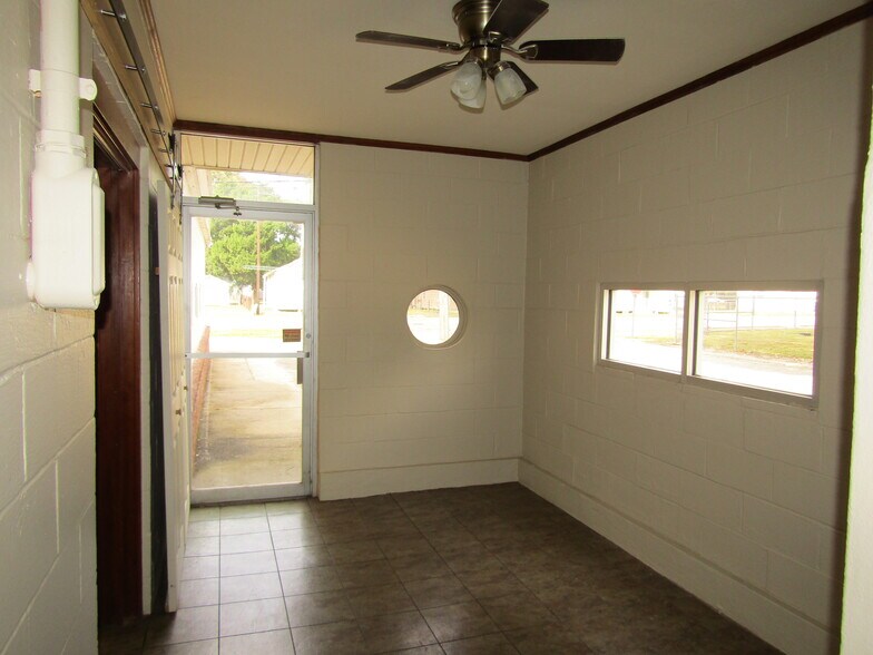More Photos Of 501 S Lewis St, New Iberia Office For Sale
