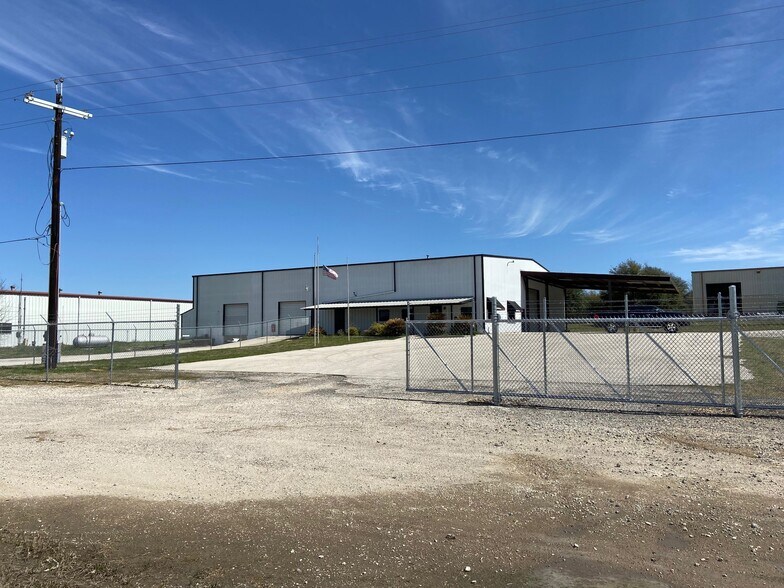 More Photos Of 1900 E US Highway 90, Seguin Warehouse For Lease