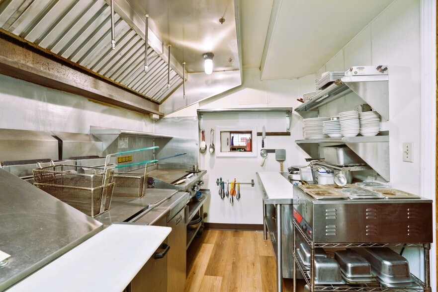 More Photos Of 616 North Ave, Pittsburgh Bar For Sale