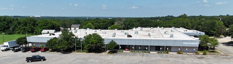 More Photos Of 3101 Woodlawn Blvd, Denison Flex For Lease