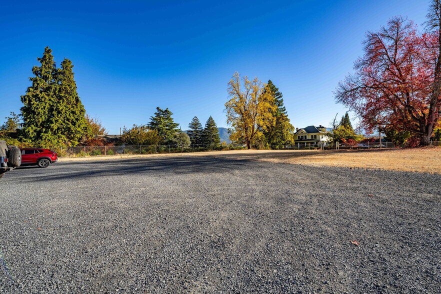 More Photos Of 715 NW Dimmick St, Grants Pass Office For Sale