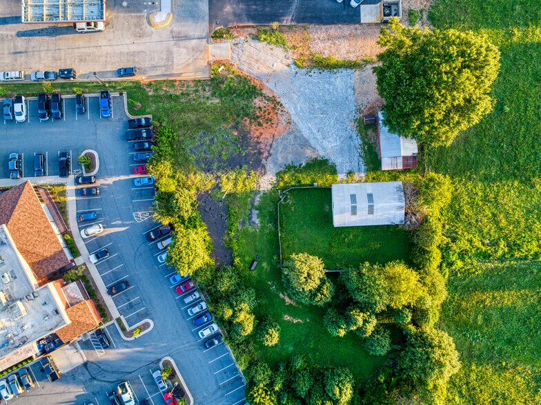 More Photos Of 690 River Highway Unit #3, Mooresville Freestanding For Sale