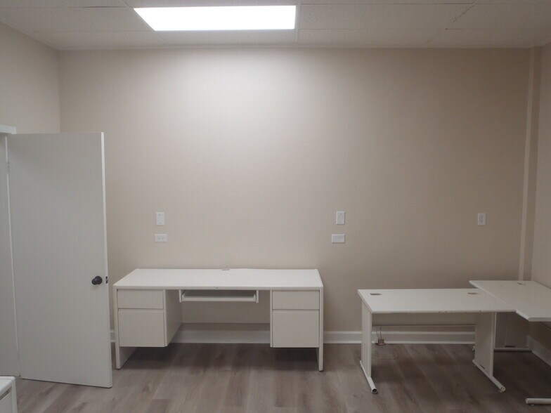 More Photos Of 2025 McLarty Dr, Newport Office For Sale