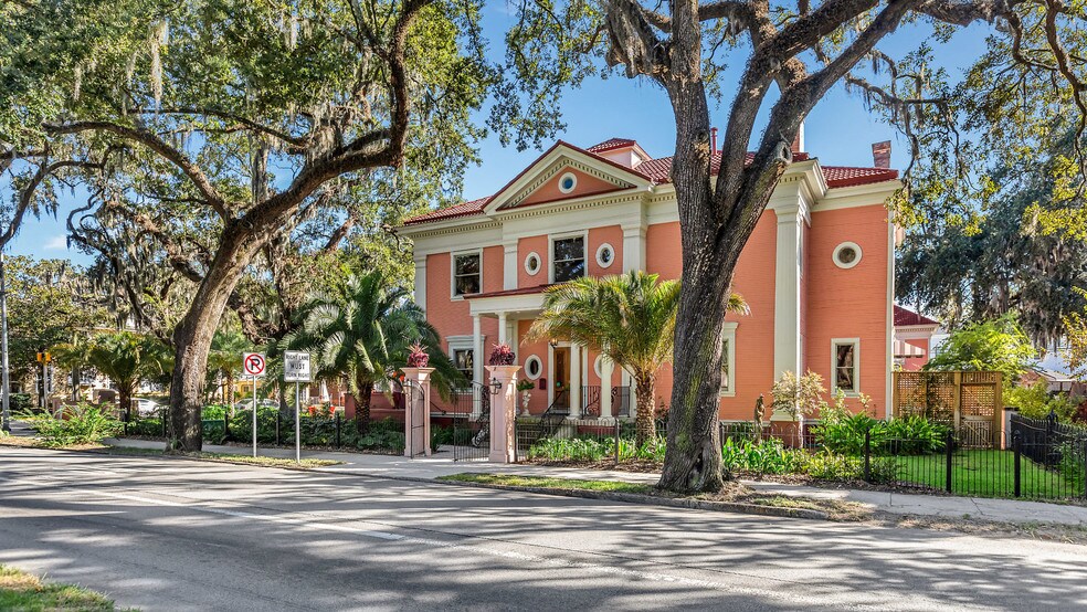 More Photos Of 119 E 37th St, Savannah Restaurant For Sale