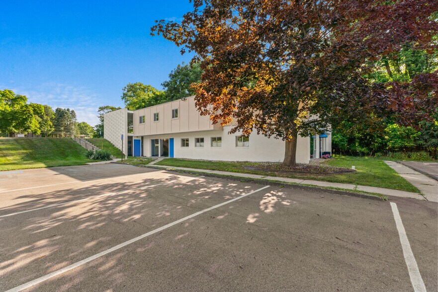More Photos Of 2532 Spring Arbor Rd, Jackson Medical For Sale