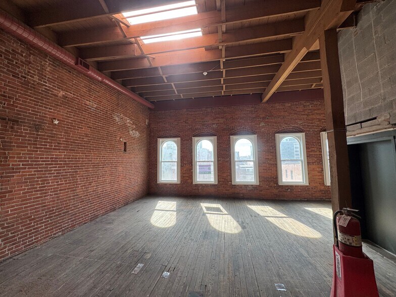 More Photos Of 126 W Columbia St, Fort Wayne Office For Sale