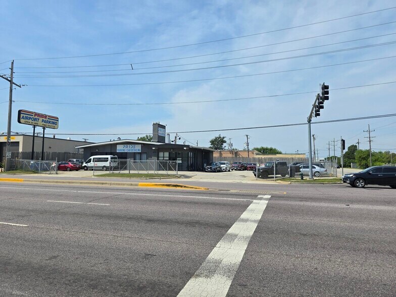 More Photos Of 3950 Mannheim Rd, Franklin Park Showroom For Sale