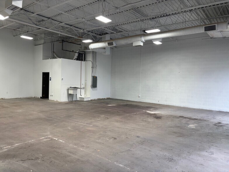More Photos Of 2446 Advanced Business Center Dr, Columbus Showroom For Lease