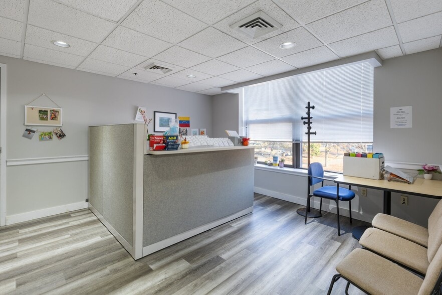 More Photos Of 19-25 Main St, Hartford Office Residential For Sale