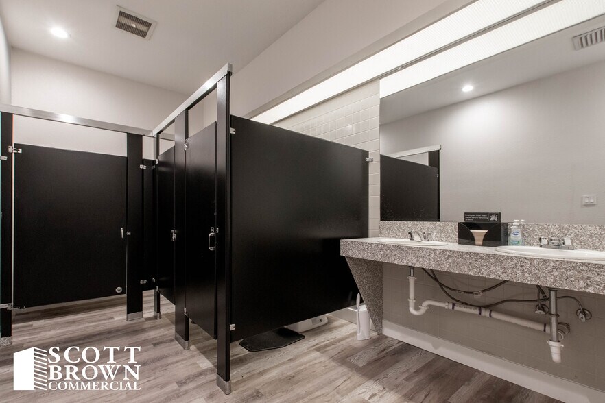 More Photos Of 2400 Worthington St, Denton Medical For Lease
