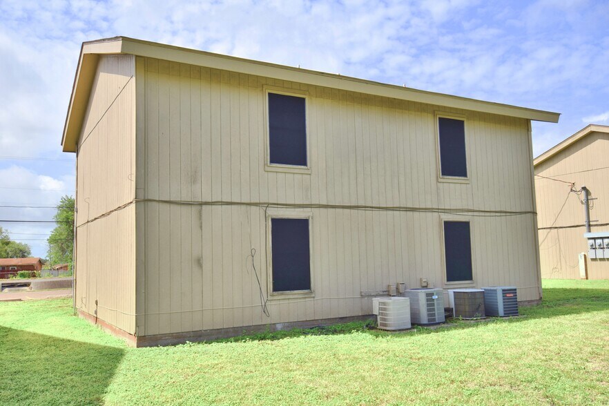 More Photos Of 303-511 E Reagan Rd, Beeville Multifamily For Sale