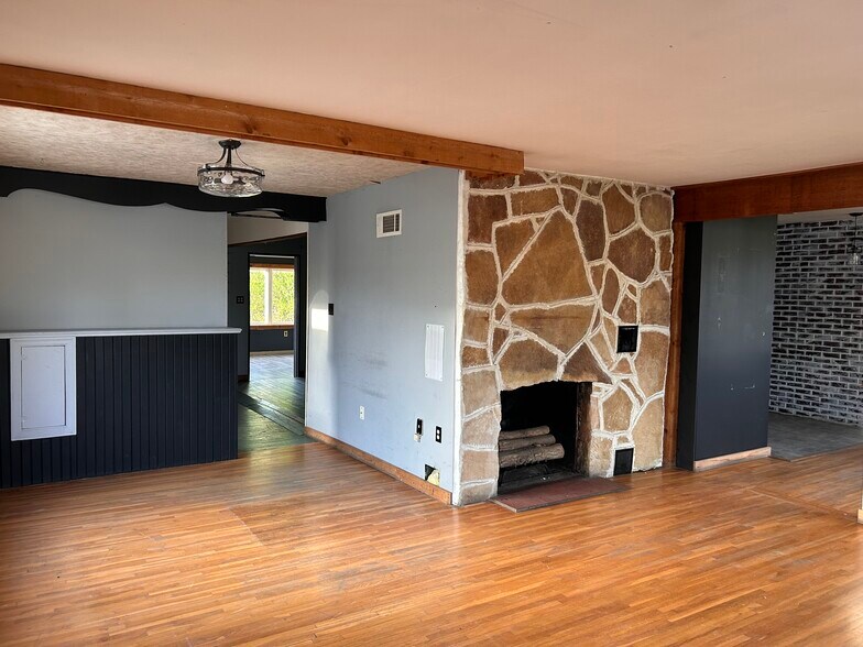 More Photos Of 310 E Washington St, Cuba Flex For Sale