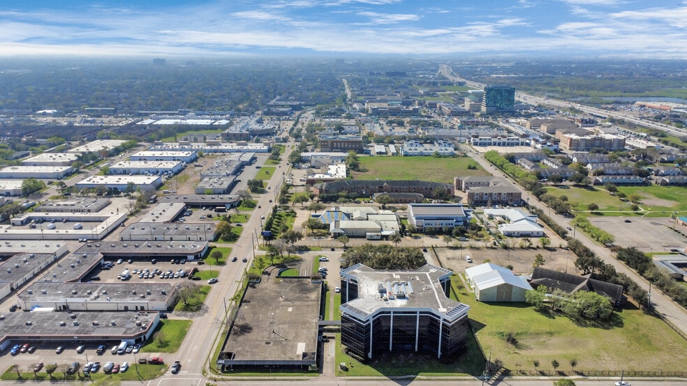 More Photos Of 6100 Corporate Dr, Houston Office For Sale
