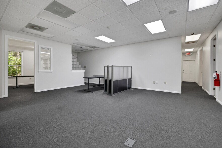 More Photos Of 7700 Square Lake Blvd, Jacksonville Office For Lease