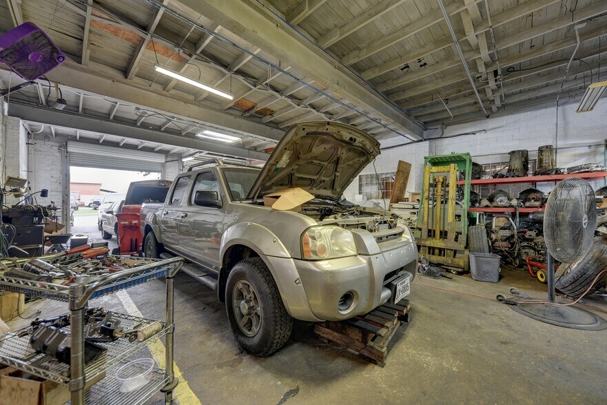 More Photos Of 307 E Alamo St, Brenham Auto Repair For Sale